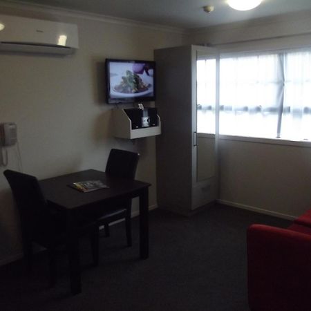 Arena Court Motel Hamilton Room photo